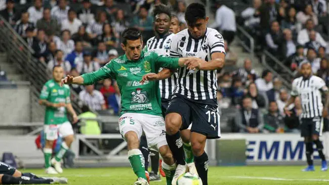 Navarro y Vangioni disputando el balón 