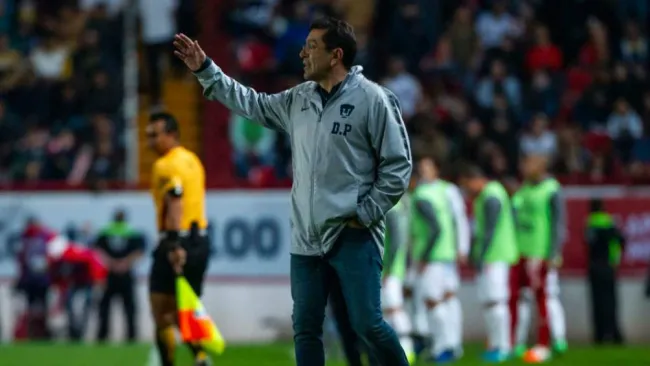 Patiño da indicaciones a sus pupilos en choque contra Tijuana