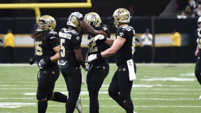 Jugadores de Saints celebran anotación