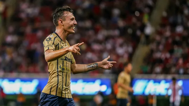 El canterano, Brian Figueroa festeja una anotación