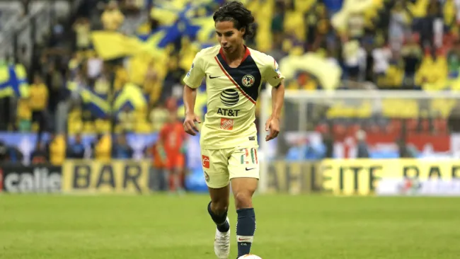 Diego Lainez durante un encuentro ante Morelia