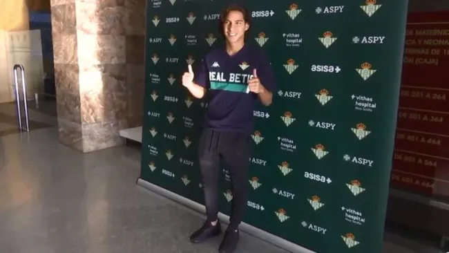 Lainez tras realizar las pruebas médicas con el Betis 