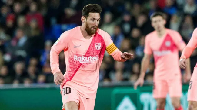 Messi corre en un juego con el Barcelona