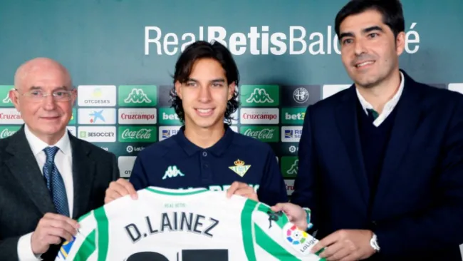 Lainez posa con el jersey del Betis en su presentación 