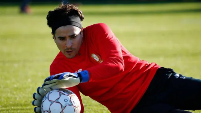 Ochoa se queda con el balón en una práctica de Standard 