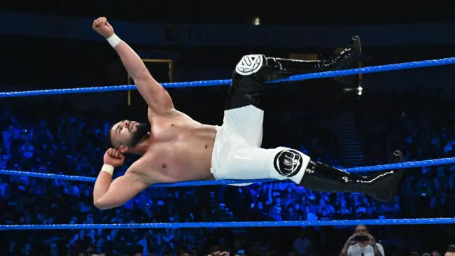 Andrade 'Cien' Almas hace la pose de Tranquilo
