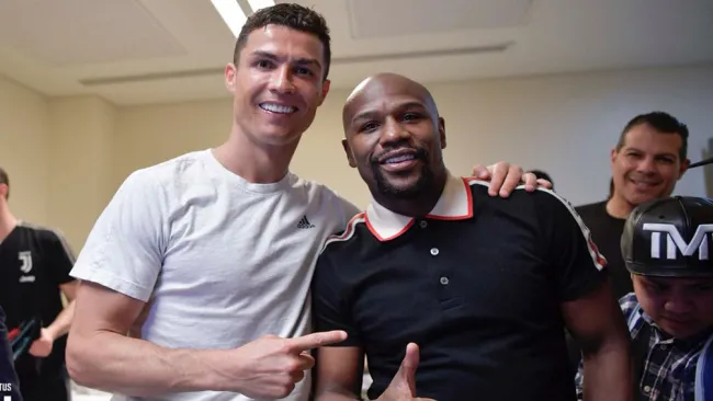 Cristiano Ronaldo y Floyd Mayweather posan en Jeddah