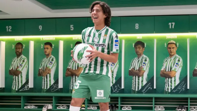 Diego Lainez, en el vestidor del Betis