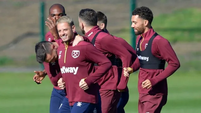 Chicharito Hernández en la práctica de West Ham