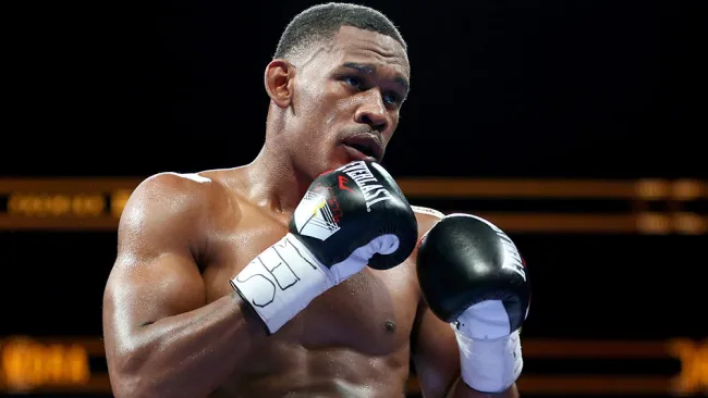 Danny Jacobs, durante su combate en contra de Sergio Mora