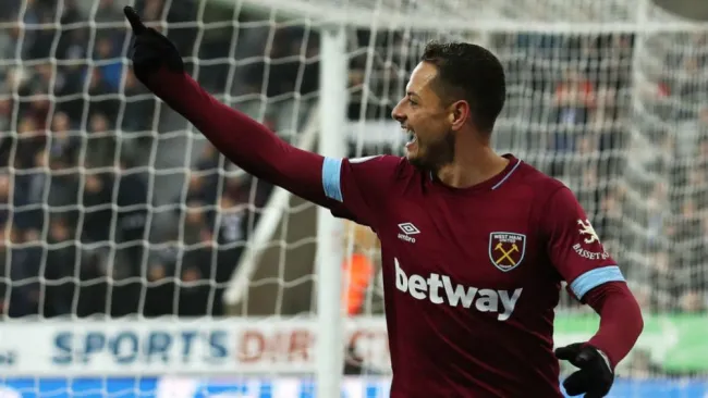Javier Hernández celebra un gol con el West Ham
