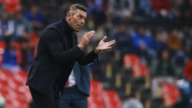 Caixinha aplaude durante el encuentro entre Cruz Azul y León de Copa MX 