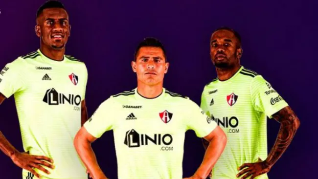 Futbolistas de los Zorros posan con la nueva indumentaria