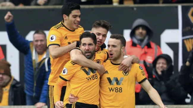 Jugadores de los Wolves festejan un gol frente al Leicester 