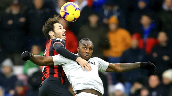 Smith y Antonio pelean el balón