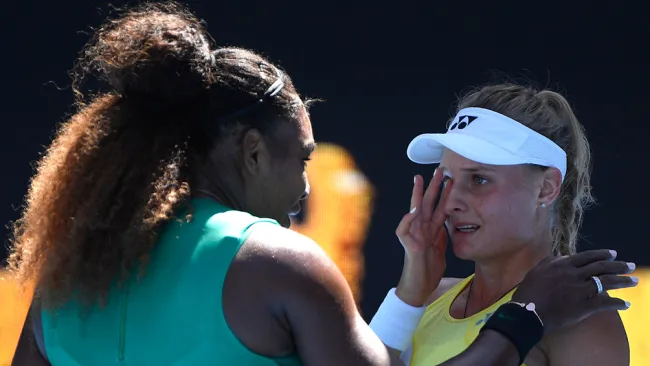 Serena Williams le seca las lágrimas a su rival