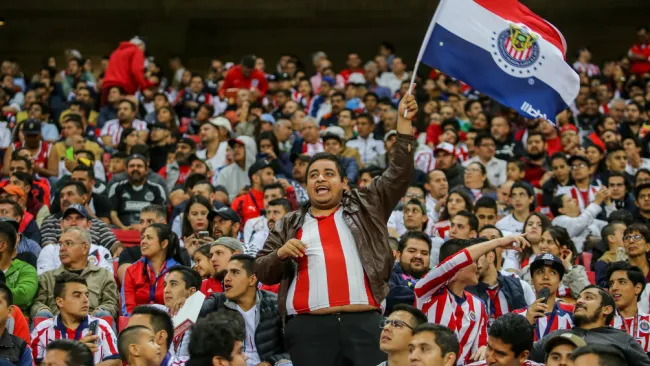 Afición de Chivas durante un partido ante Pumas 