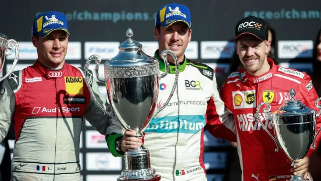 Benito Guerra (centro) con el trofeo de Campeón