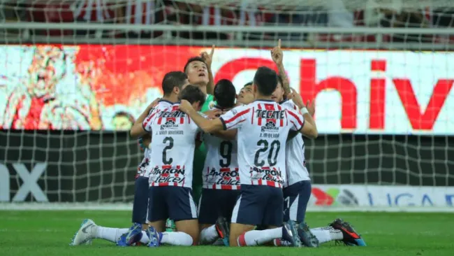 Jugadores de Chivas festejan el gol de Pulido