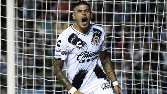 Gustavo Bou celebra su anotación frente a León