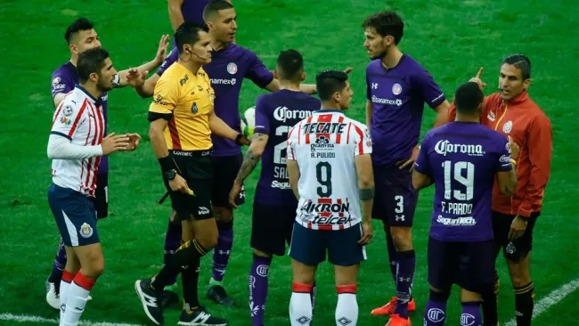 Pérez Durán se dirige al VAR para revisar jugada polémica