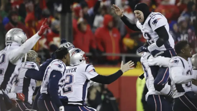 Jugadores de Patriots festejan tras ganar su pase al SB LIII