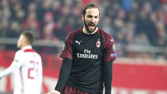 Gonzalo Higuaín durante un partido con el Milan