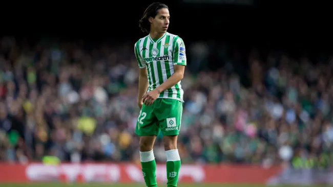 Diego Lainez durante su debut con el Betis