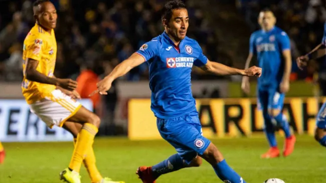Rafael Baca durante el duelo entre Tigres y Cruz Azul