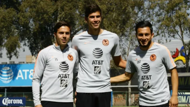 José Hernández derecha posa con sus compañeros