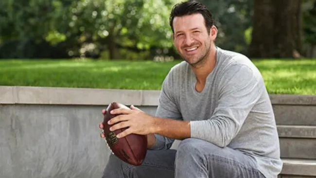 Tony Romo con un balón de futbol americano