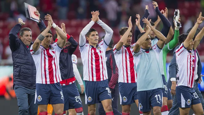 Jugadores de Chivas celebran victoria contra Toluca
