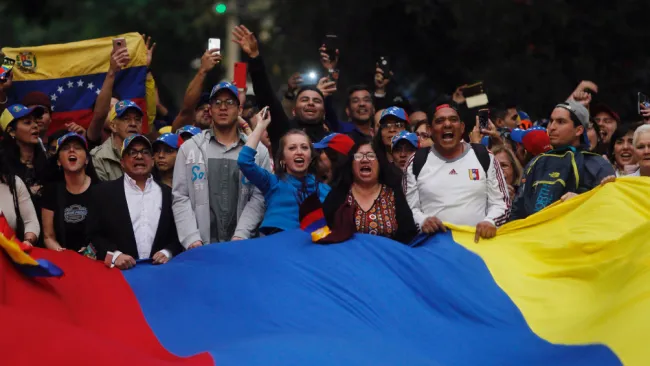 Venezolanos se reúnen frente a la Embajada su país en la CDMX