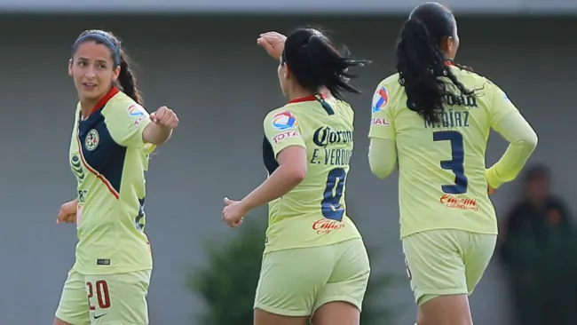 Jugadoras del América festejan un gol