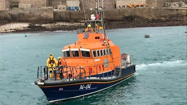 Barco de búsqueda del avión en el que viajaba Emiliano Sala