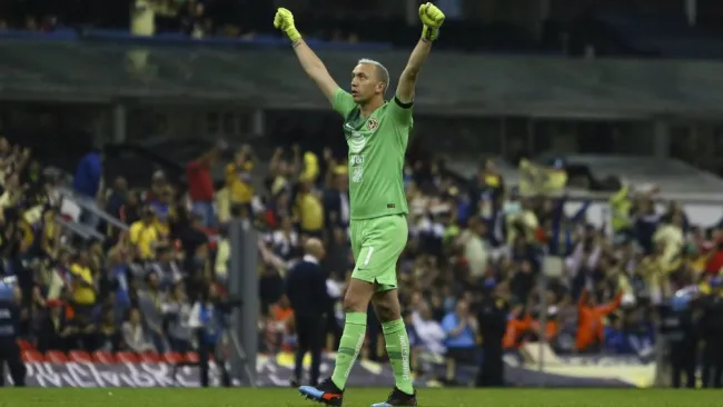Marchesín festeja en el Estadio Azteca