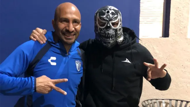 Penta se toma una foto con el Conejo Pérez