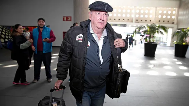 Manuel Lapuente en el Aeropuerto Internacional de la CDMX