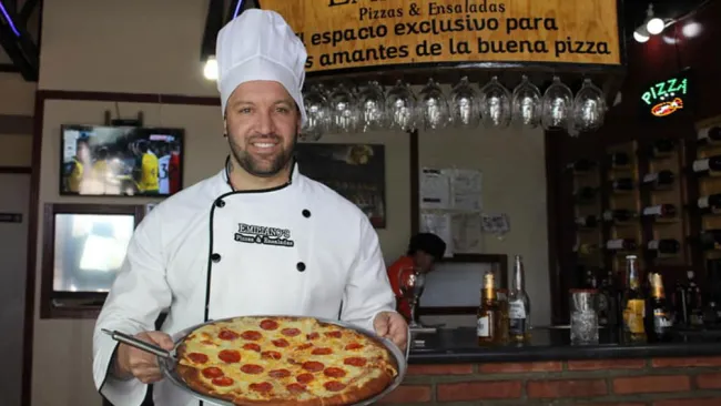 Vicente Matías Vuoso posa con una pizza