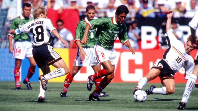 Suárez conduce el balón en el duelo contra Alemania en el Mundial de Francia 1998