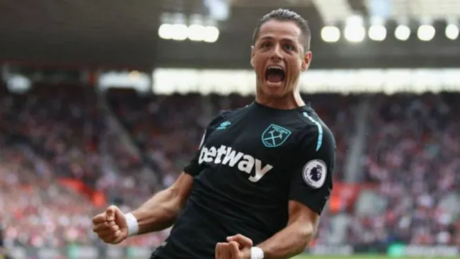 Chicharito celebra gol con el West Ham 