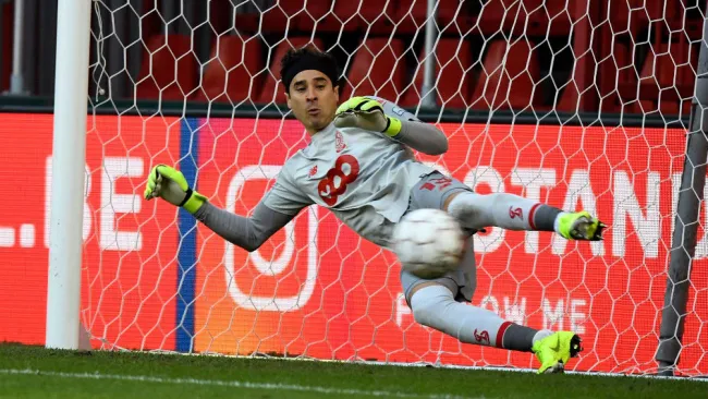 Memo Ochoa, durante un juego con el Standard de Lieja
