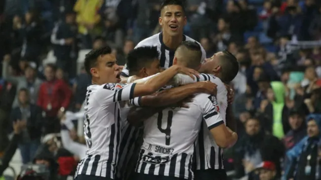 Jugadores de Rayados festejan uno de los goles