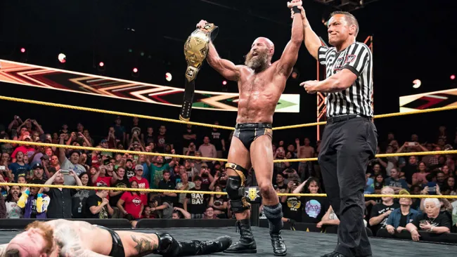Tommaso Ciampa festeja un triunfo