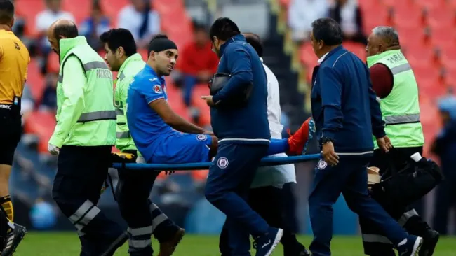 Aldrete es trasladado en la camilla tras lesiónCruz Azul se convirtió en un hospital en el cierre de esta fecha. Adrián Aldrete, defensa de La Máquina, se convirtió en uno de los tres fubolistas que en la Jornada 4 del certamen salió lesionado.