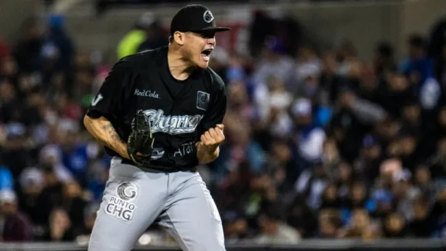 Jugador de Charros festeja en el quinto juego frente a Yaquis