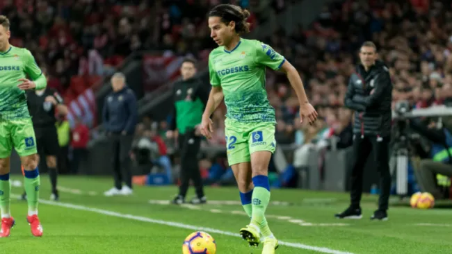 Lainez controla el esférico e intenta desbordar frente al Athletic 