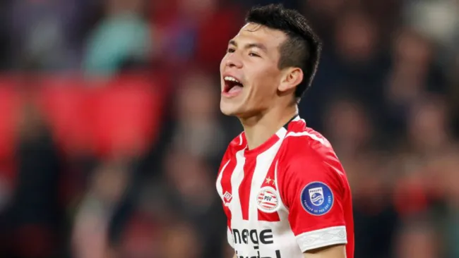 Hirving Lozano celebra una anotación con el PSV
