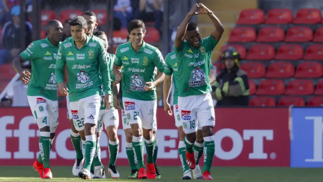Jugadores de La Fiera festejan anotación contra Gallos