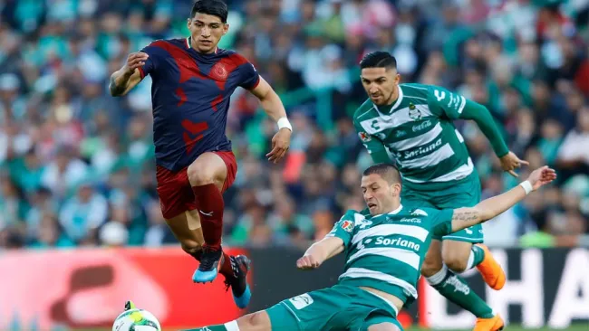Alan Pulido, durante el duelo contra Santos